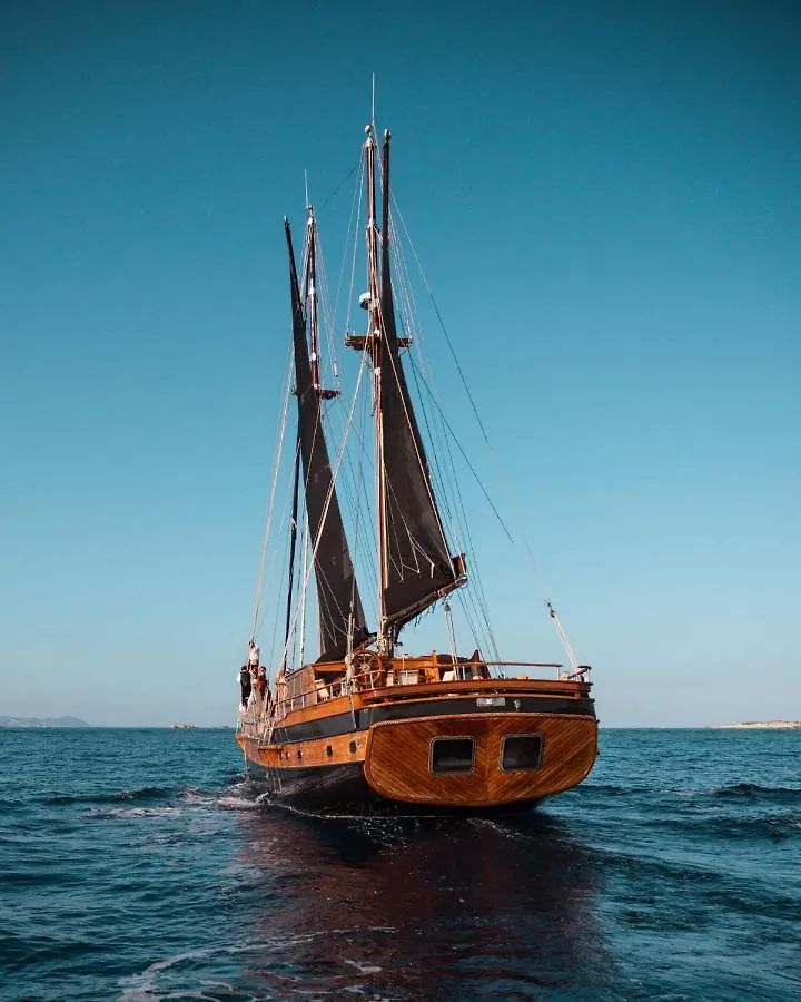 Hotel Wooden Boat- La Goletta Barcelona Hotel en barco