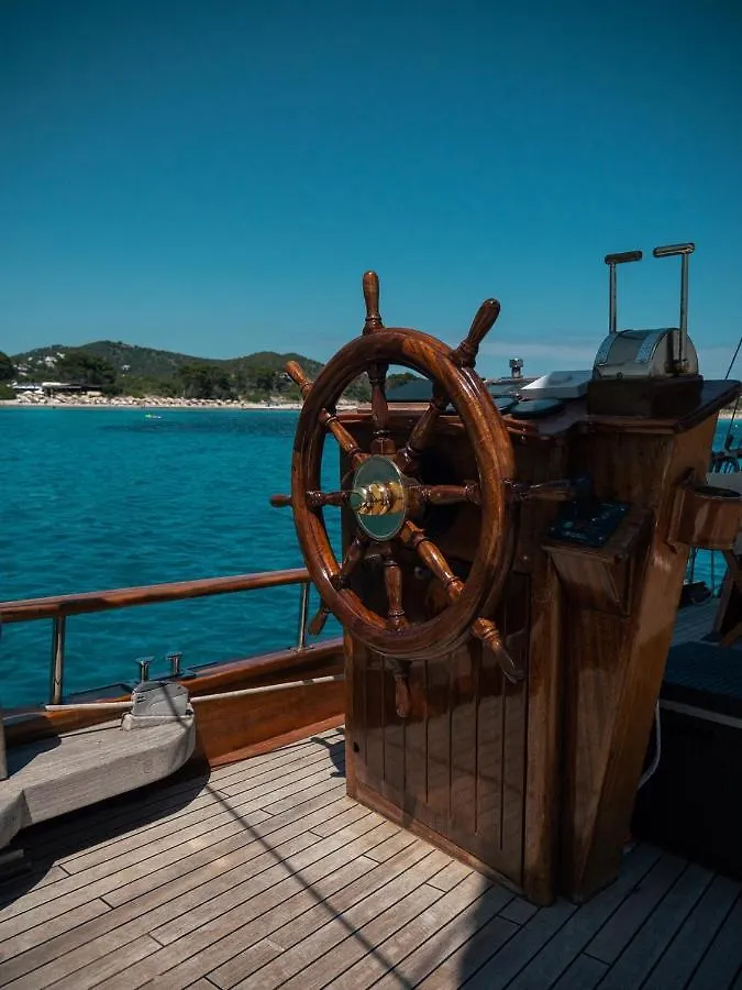 Hotel Wooden Boat- La Goletta Barcelona Hotel en barco