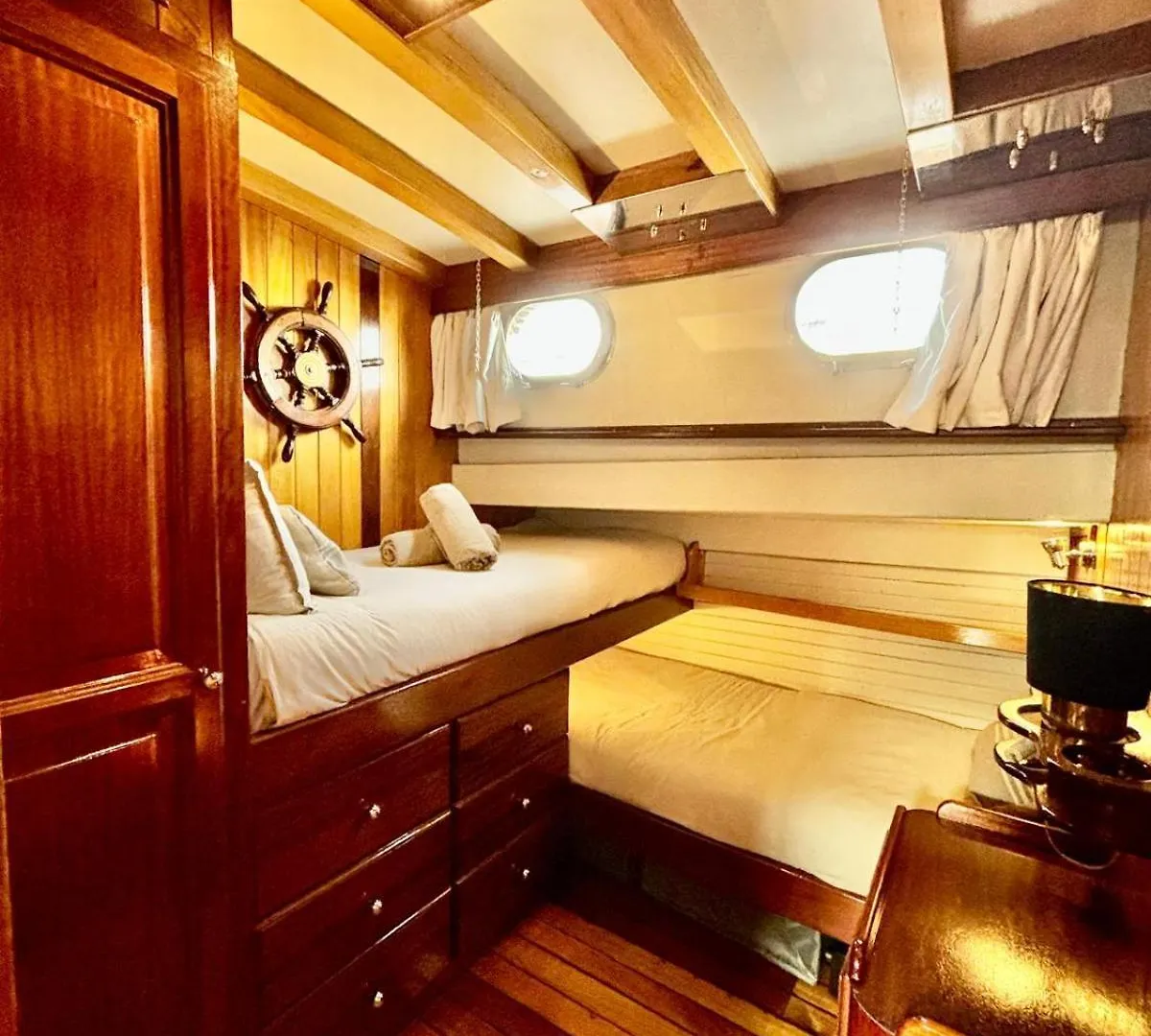 Hotel en barco Hotel Wooden Boat- La Goletta Barcelona