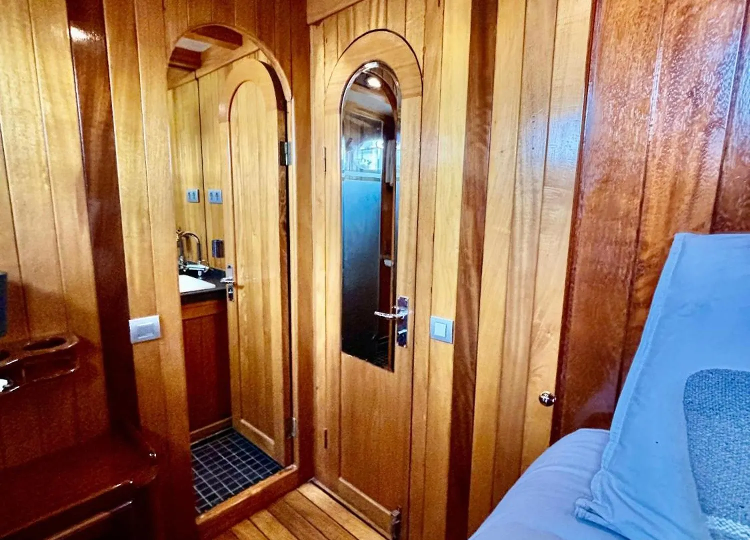Hotel Wooden Boat- La Goletta Barcelona 0*,  España