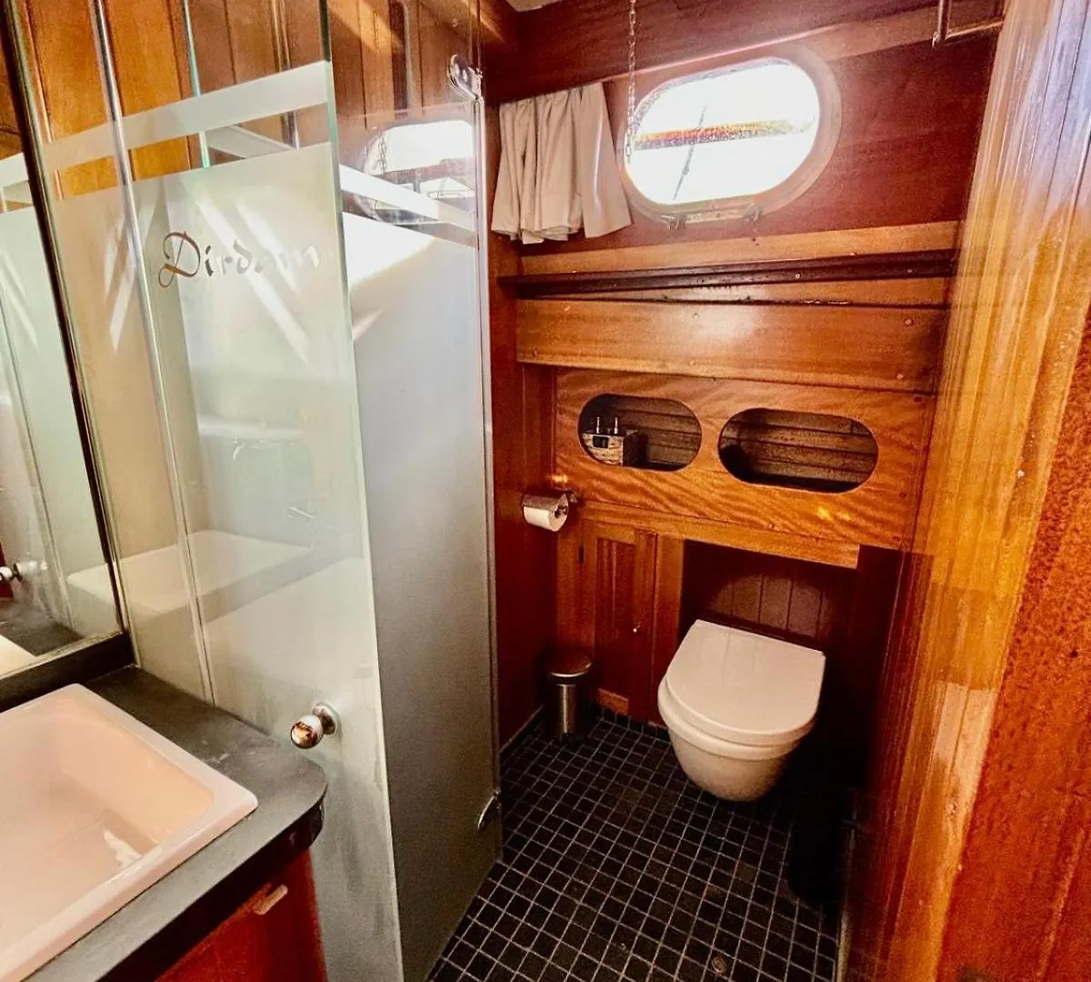 Hotel en barco Hotel Wooden Boat- La Goletta Barcelona