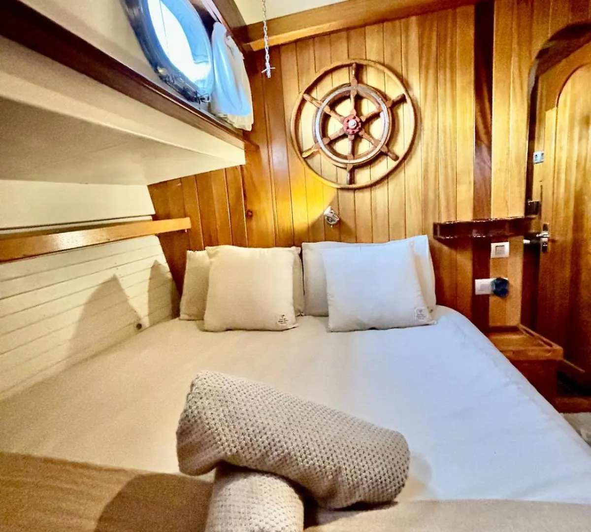Wooden Boat- La Goletta Hotel Barcelona 0*,